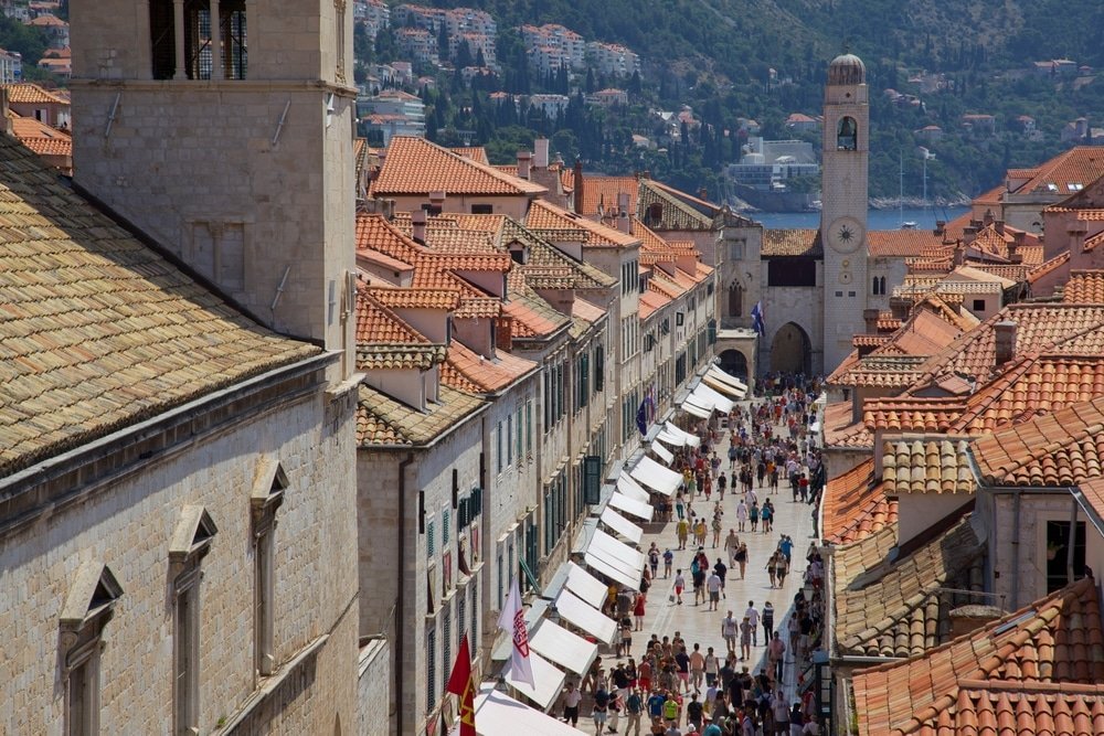 Huvudgatan Stradun i Dubrovniks Old Town sedd från stadsmuren