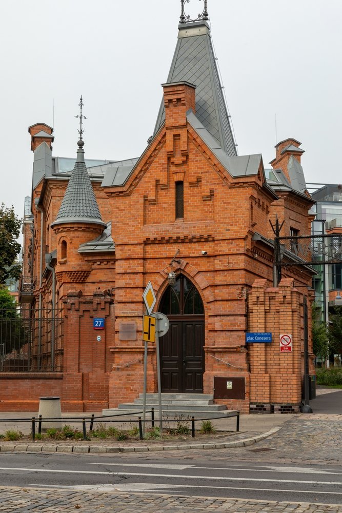 Huvudporten till den gamla vodkafabriken Koneser i Praga i Warszawa