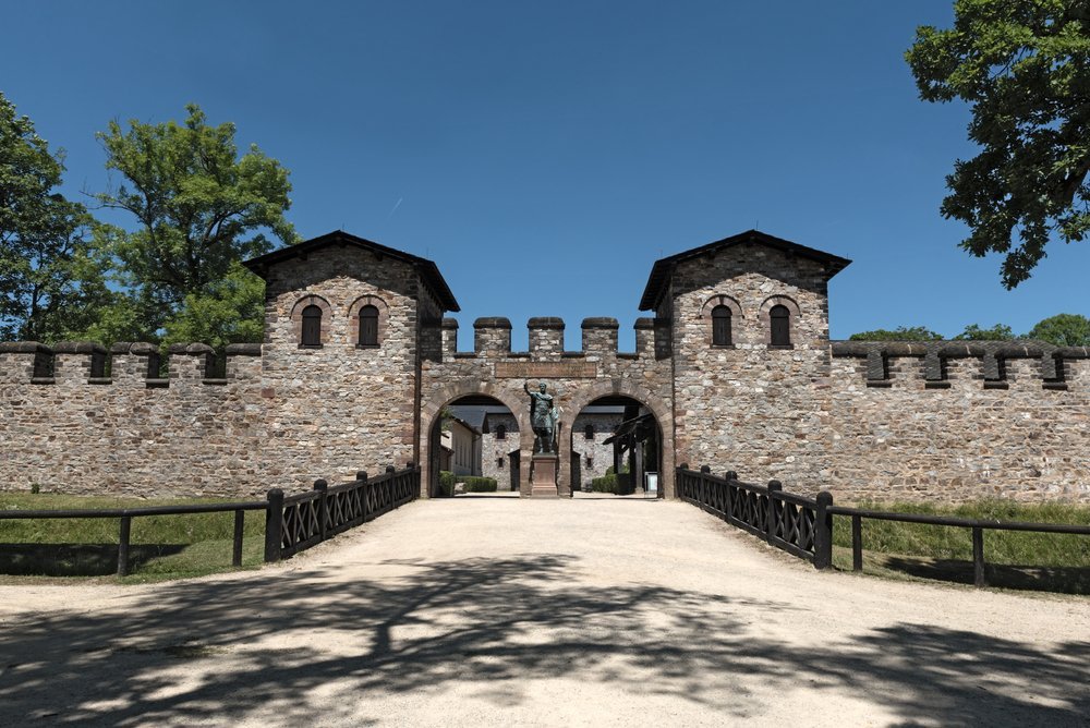 Huvudporten till Römerkastell Saalburg vid Bad Homburg