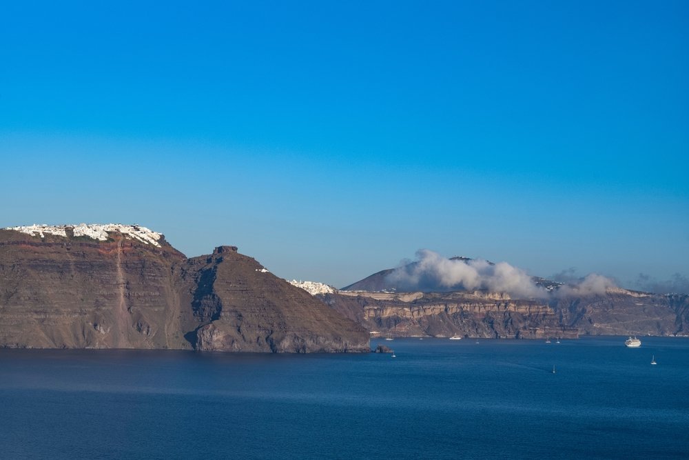 Imerovigli och Skaros Rock på klipporna ovanför kalderan