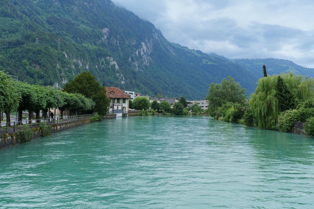 Interlaken West och floden Aare i Schweiz