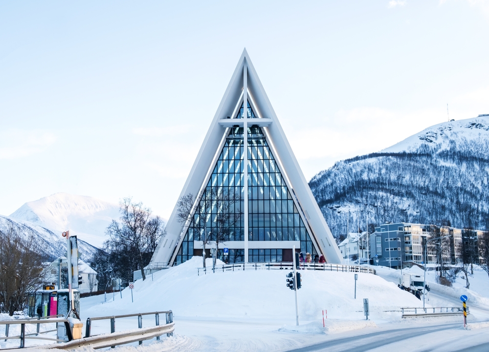Ishavskatedralen (Tromsdalens kyrka) i Tromsø på vintern