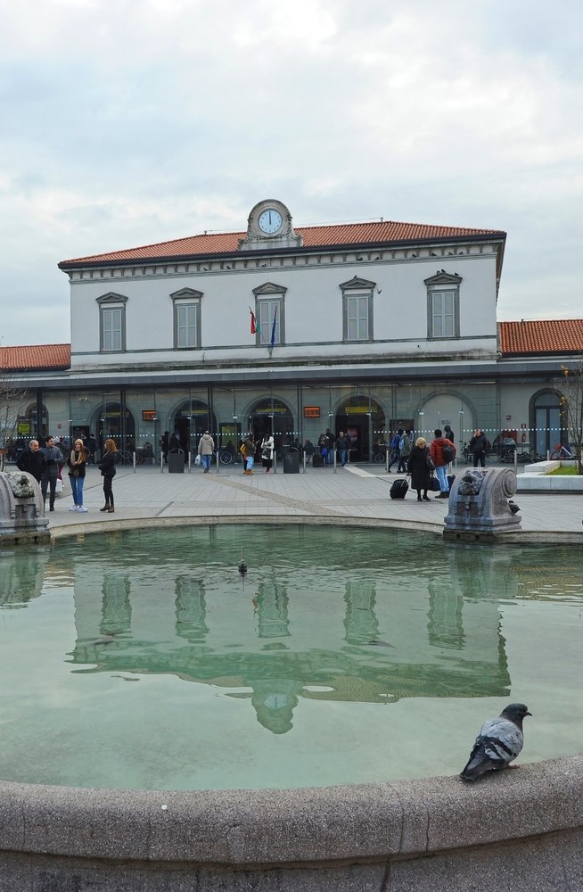 Järnvägsstationen i Bergamo vid Piazzale Guglielmo Marconi