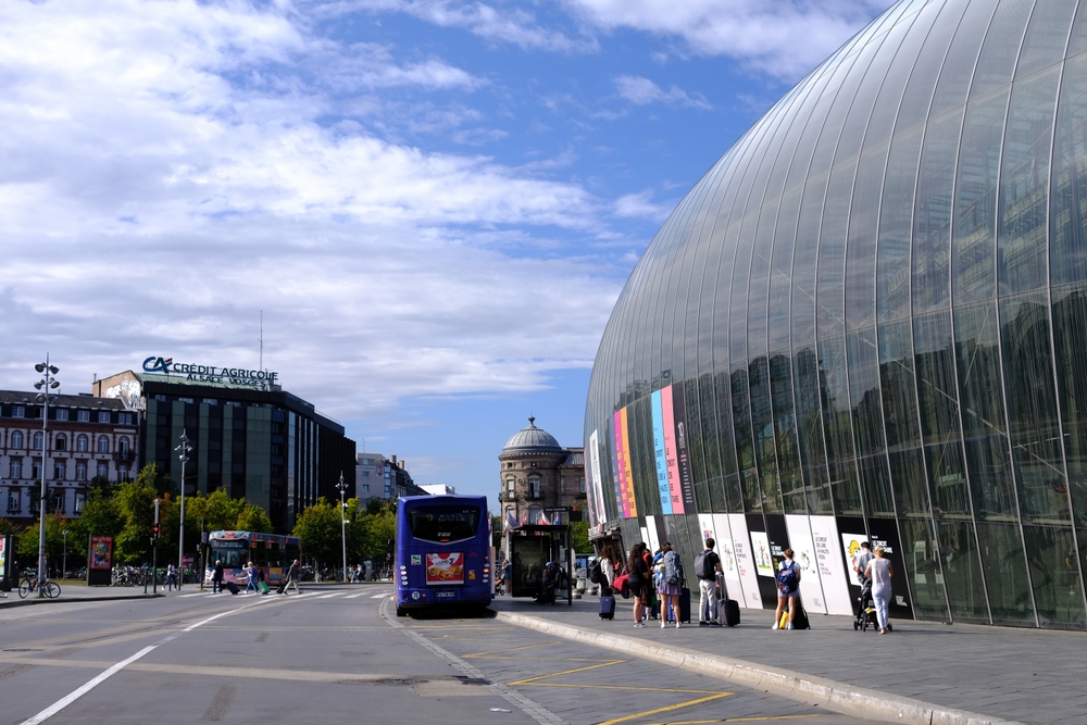 Järnvägsstationen Gare de Strasbourg under blå himmel
