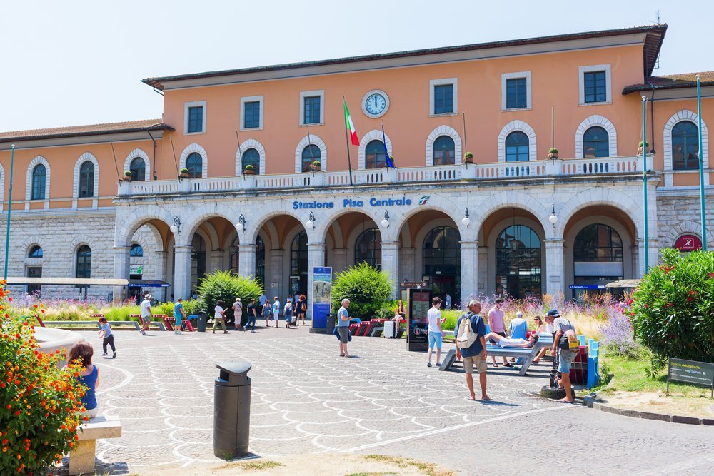 Järnvägsstationen Pisa Centrale, dit PisaMover kommer från Pisa flygplats