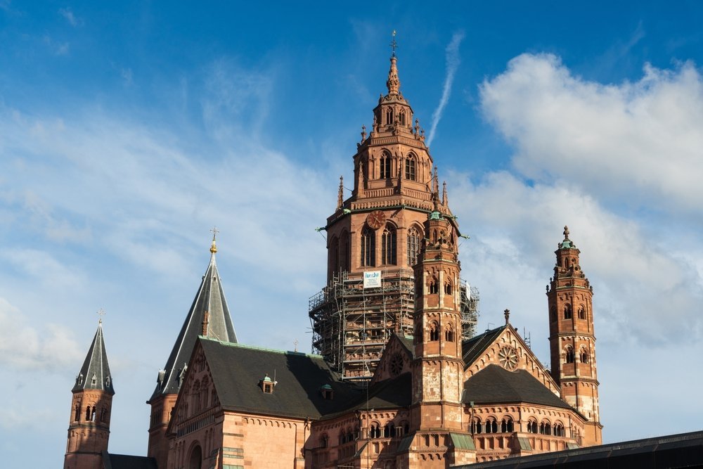 Kaiserdom St. Bartholomäus med det gotiska tornet i Frankfurt
