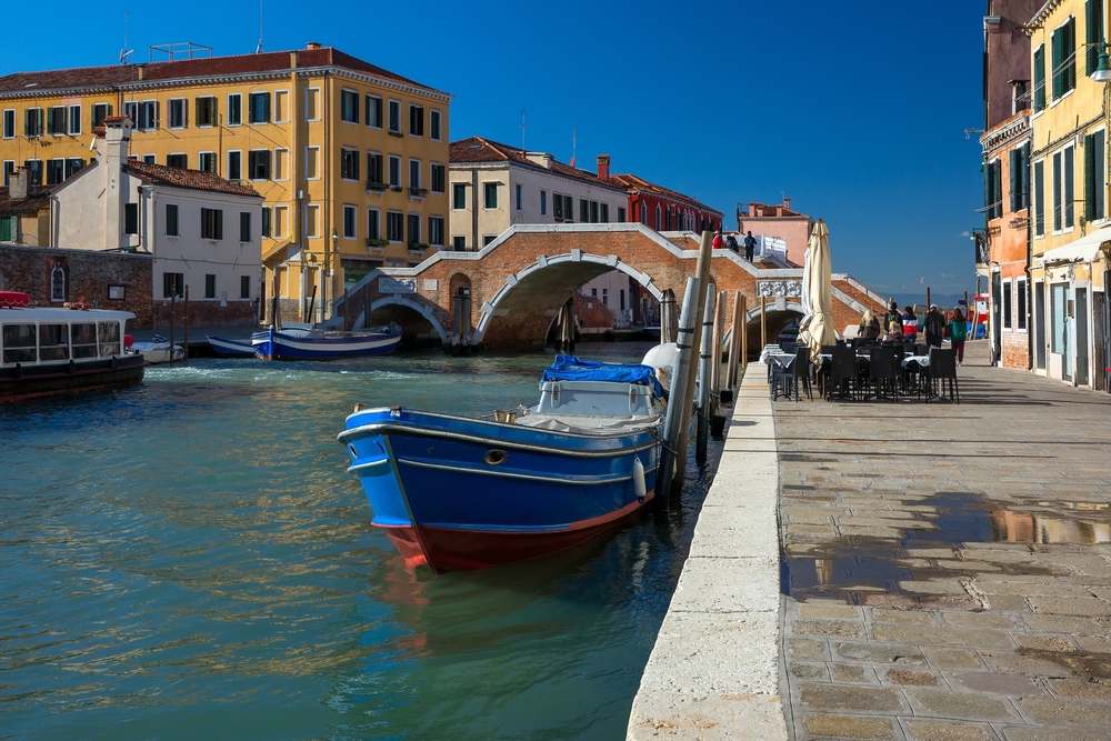 Kanal i Cannaregio i Venedig med bron Ponte dei Tre Archi