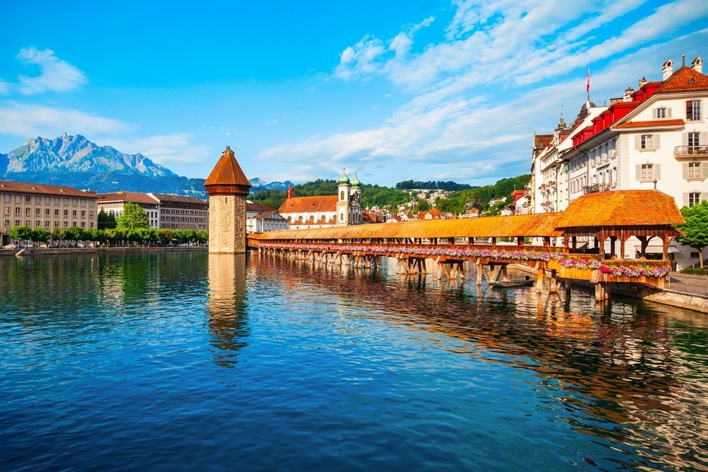 Kapellbrücke och Wasserturm över floden Reuss i Luzern