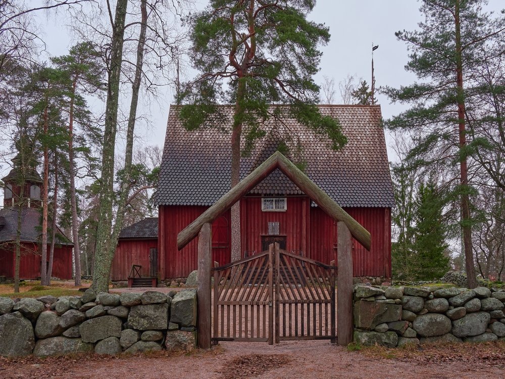 Karuna kyrka i trä på Fölisöns friluftsmuseum i Helsingfors