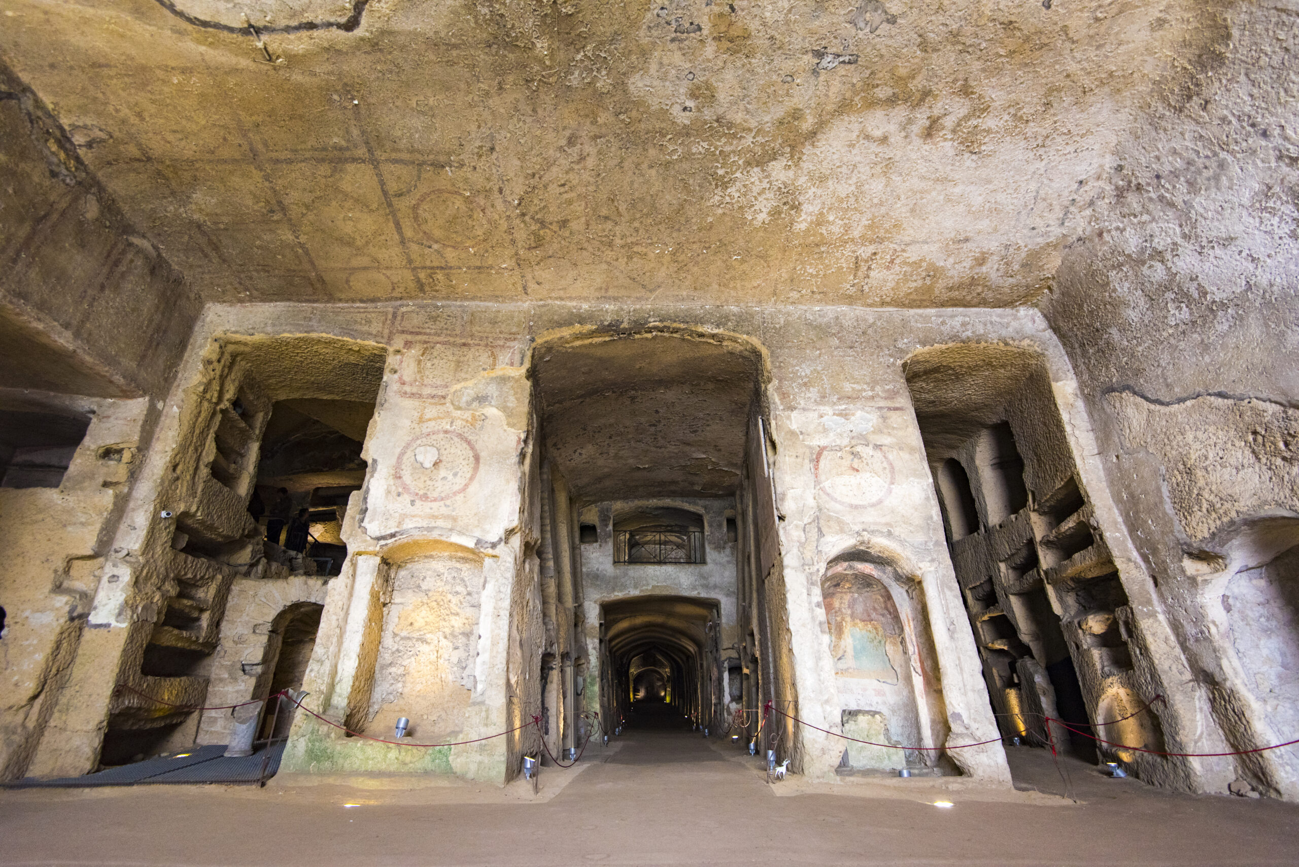 Inne i Catacombe di San Gennaro i Neapel