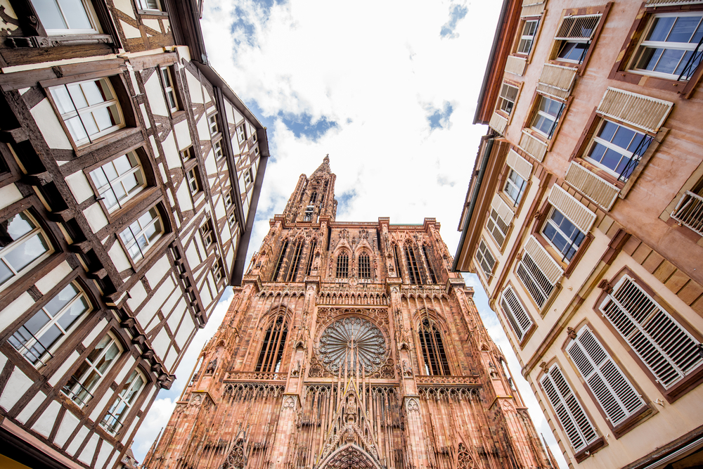 Gata med gamla hus och katedralen Notre-Dame på Grande Île i Strasbourg