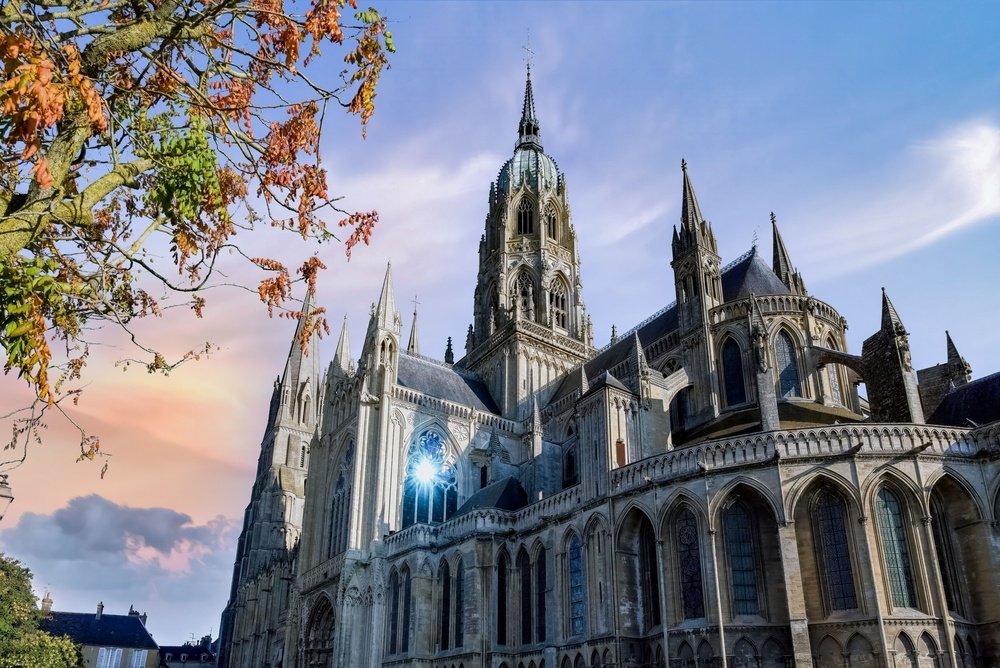 Katedralen Notre-Dame reser sig över husen i Bayeux