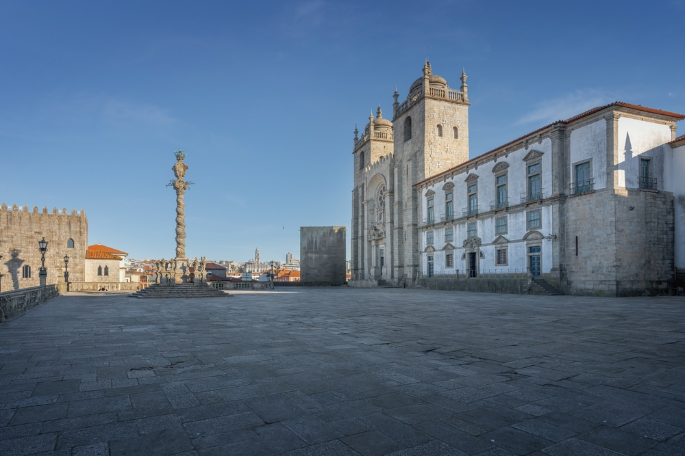 Katedralen Sé do Porto och Pelourinho-pelaren på torget Terreiro da Sé