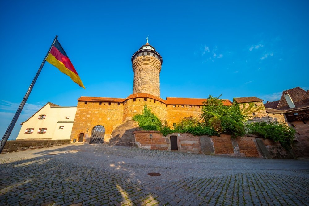 Kejsarborgen Kaiserburg med tornet Sinwellturm ovanför Sebald i Nürnberg