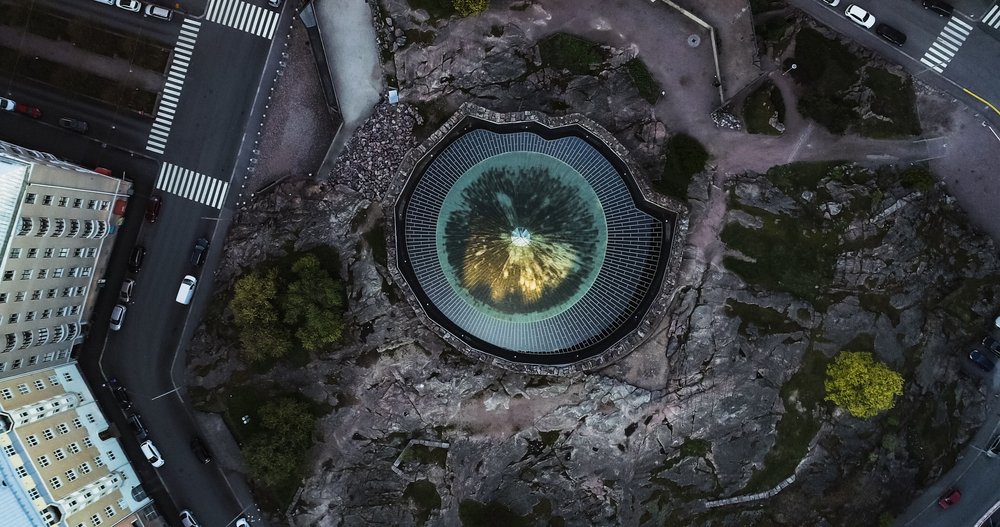 Klippkyrkan Temppeliaukio i Tölö sedd från luften