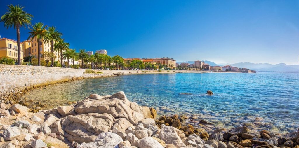 Klippor och klart vatten vid kusten i Ajaccio på Korsika