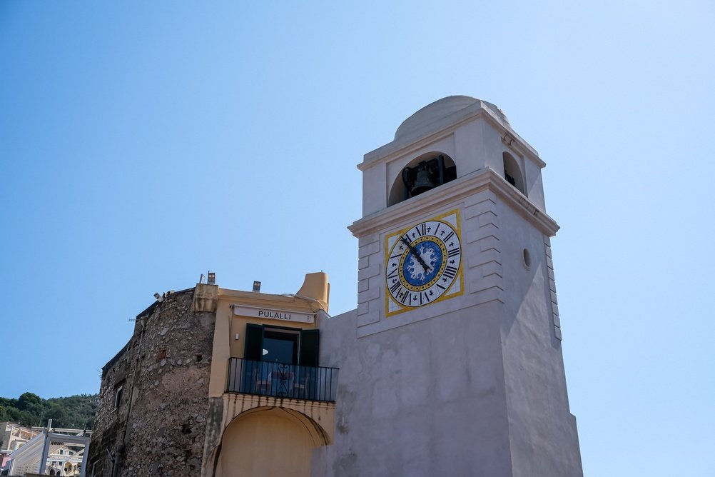 Klocktornet på Piazzetta i Capri stad