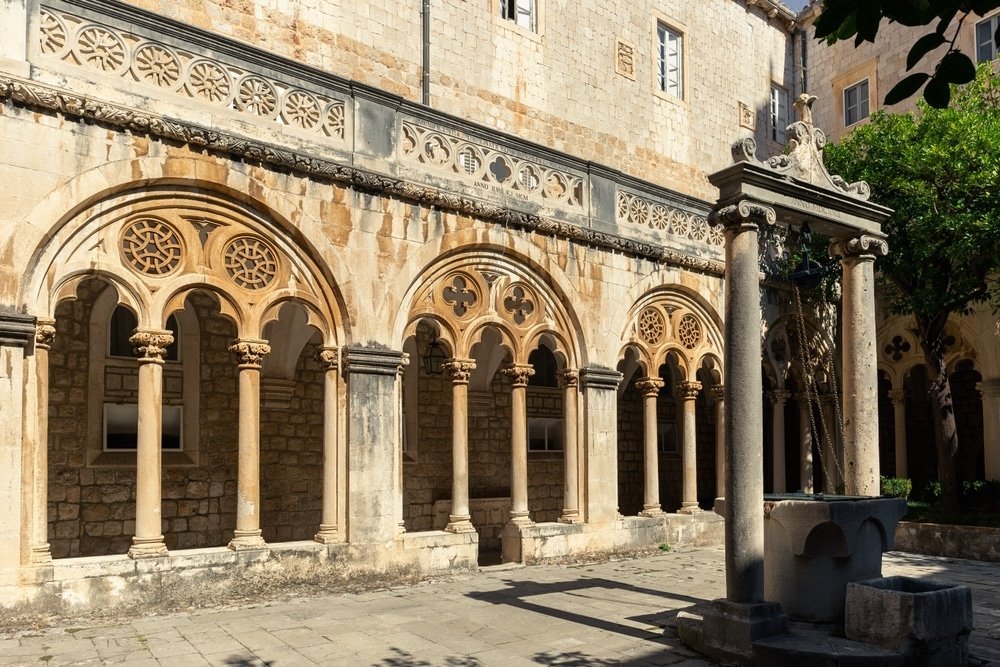 Klostergården i dominikanklostret i Dubrovnik