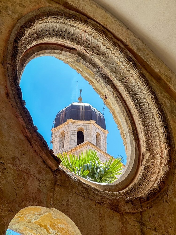 Klostergården i franciskanerklostret i Dubrovnik