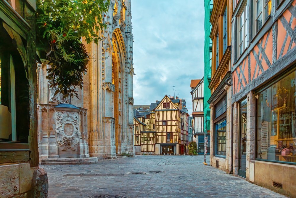 Korsvirkeshus i Old Town i Rouen med katedralen Notre-Dame i slutet av gatan
