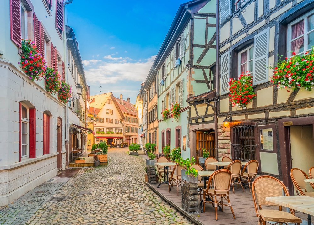 Gata med korsvirkeshus i medeltidskvarteret Petite France i Strasbourg
