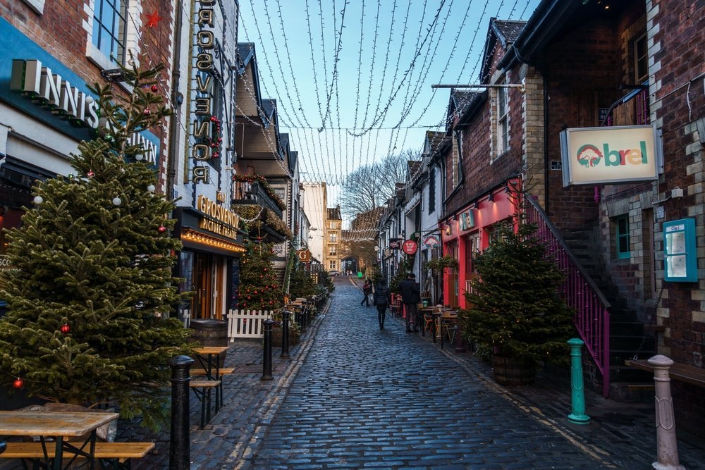 Den kullerstensbelagda gränden Ashton Lane i Glasgows West End