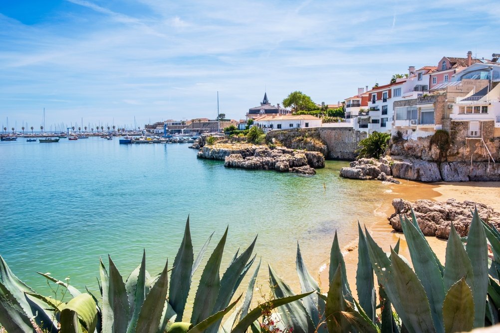 Kuststaden Cascais med klippor vid stranden Praia da Rainha