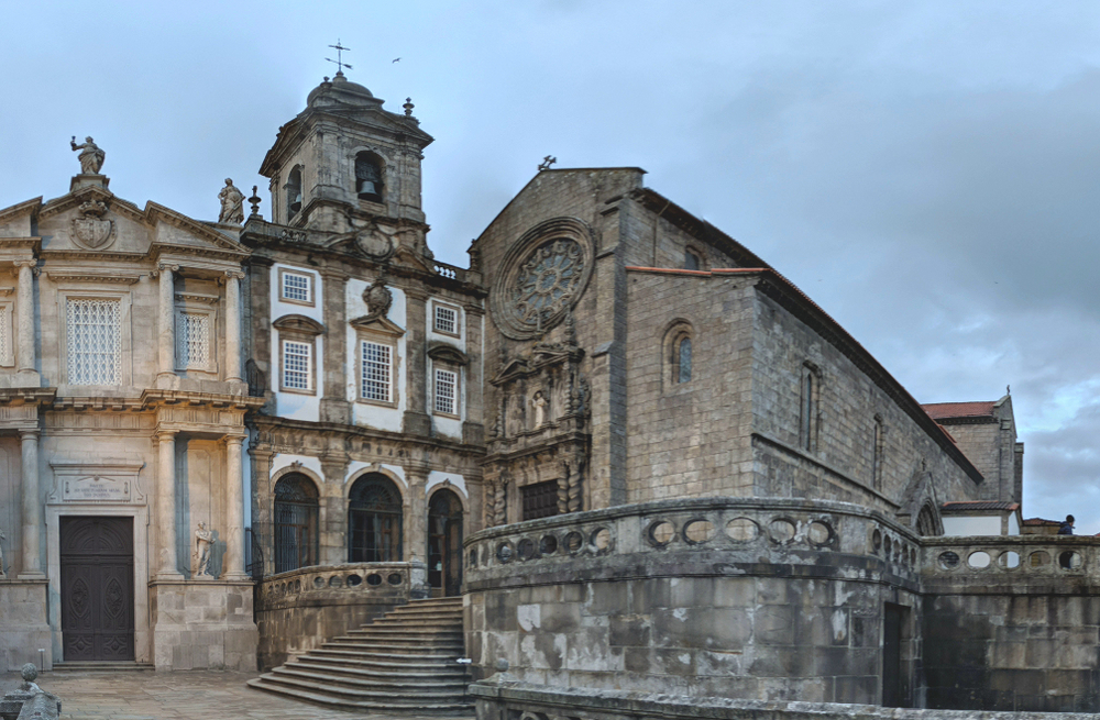 Den gotiska fasaden på kyrkan Igreja de São Francisco i Porto
