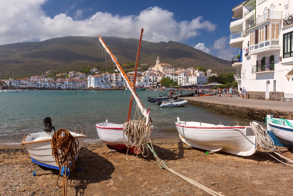 Kyrkan Santa Maria och båtarna i hamnen i Cadaqués