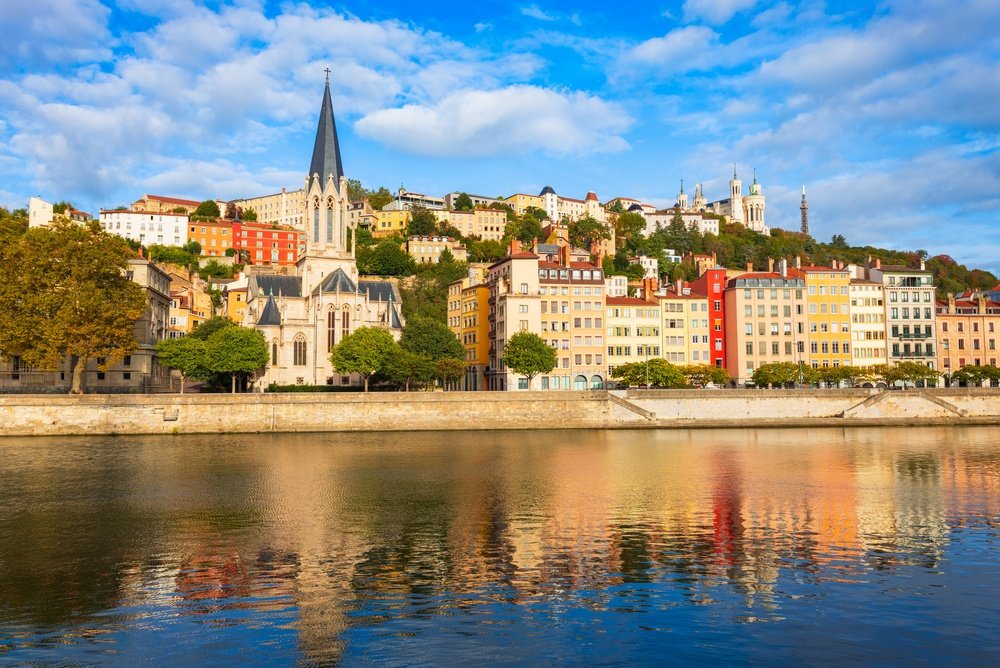 Kyrkan Saint-Georges och kajen vid Saône i Vieux Lyon