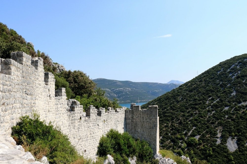 Den långa stadsmuren i Ston norr om Dubrovnik
