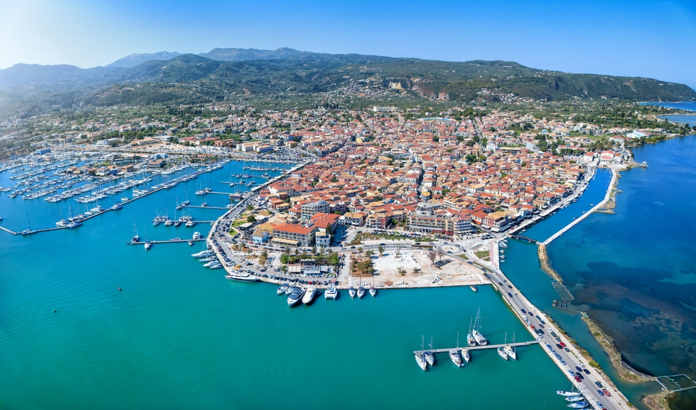 Flygfoto över Lefkada stad med marinan och hamnen