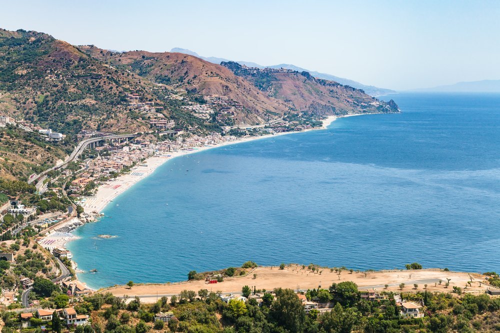 Letojanni och stranden sedda från Taormina