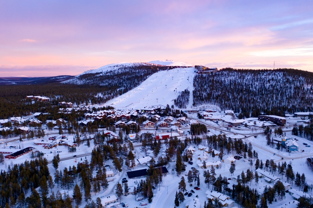 Flygbild över skidorten Levi en vinterkväll i Lappland