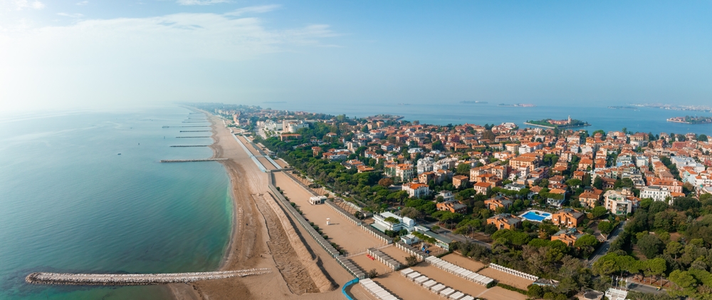 Lido di Venezia sett från luften med den långa sandstranden mot Adriatiska havet