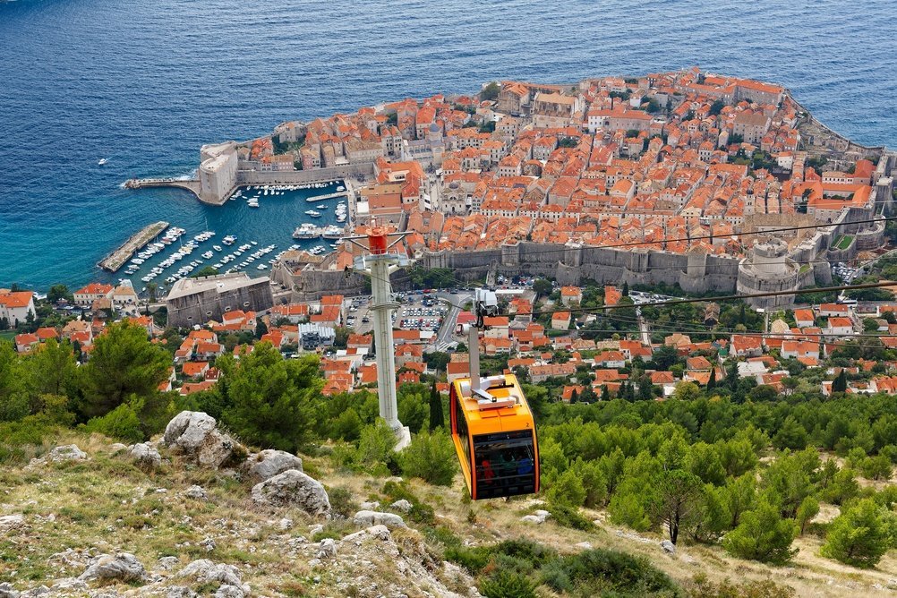 Linbanan till Srđ på väg upp över Dubrovniks Old Town
