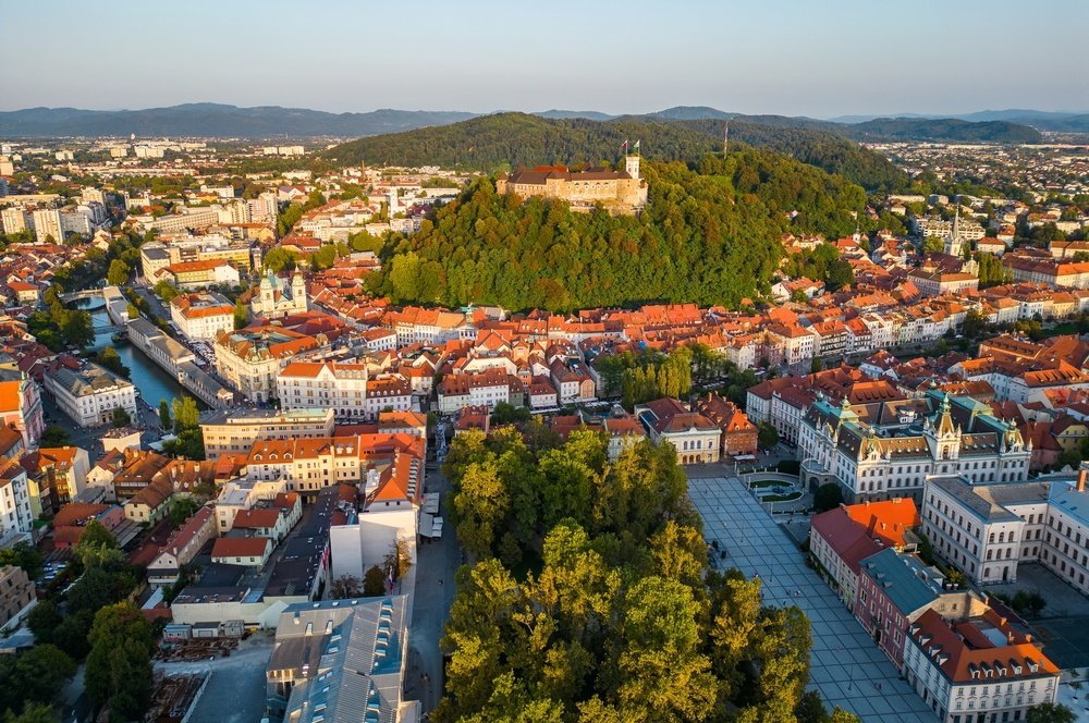 Ljubljanas Old Town med slottet på kullen och floden Ljubljanica