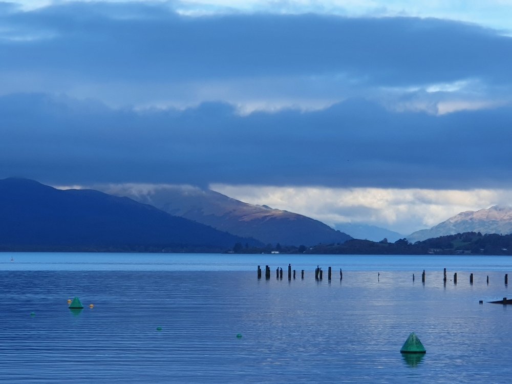 Loch Lomond sett från Balloch med bergen i bakgrunden