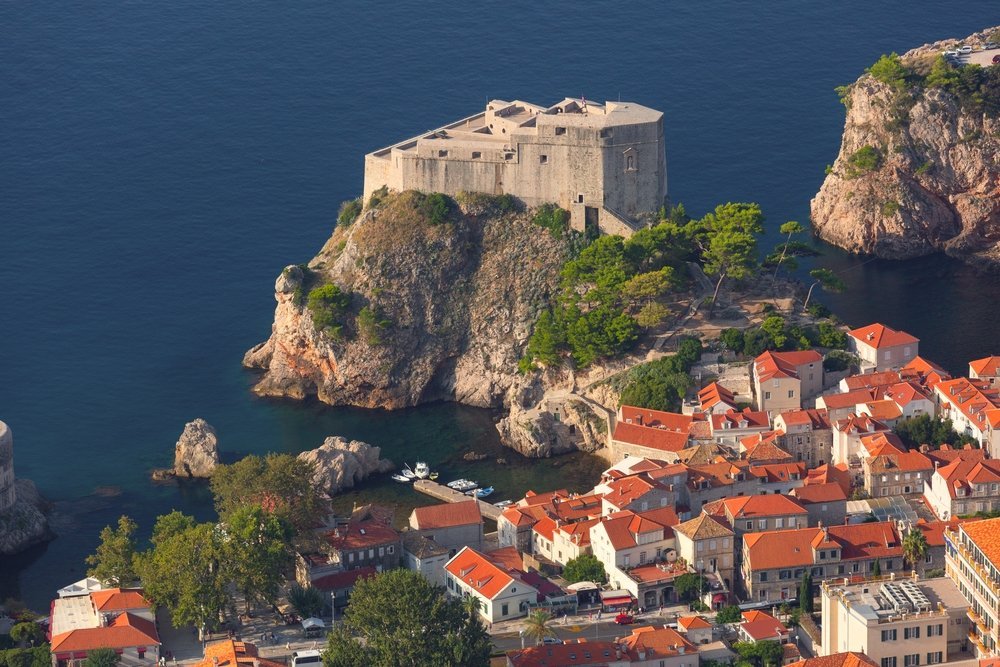 Lovrijenac-fästningen på klippan utanför Dubrovniks stadsmur