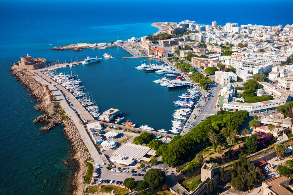 Flygfoto över Mandrakihamnen i Rhodos stad