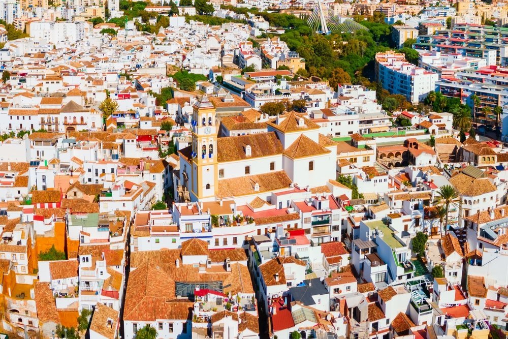 Marbellas Old Town med vita hus och kyrkan Iglesia de la Encarnación sett från luften