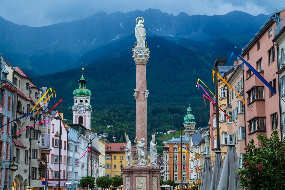Maria-Theresien-Straße i Innenstadt i Innsbruck med Nordkette i bakgrunden