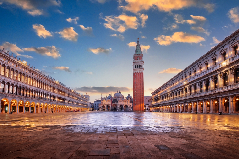 Markusplatsen i Venedig med Markuskyrkan och klocktornet i skymningen