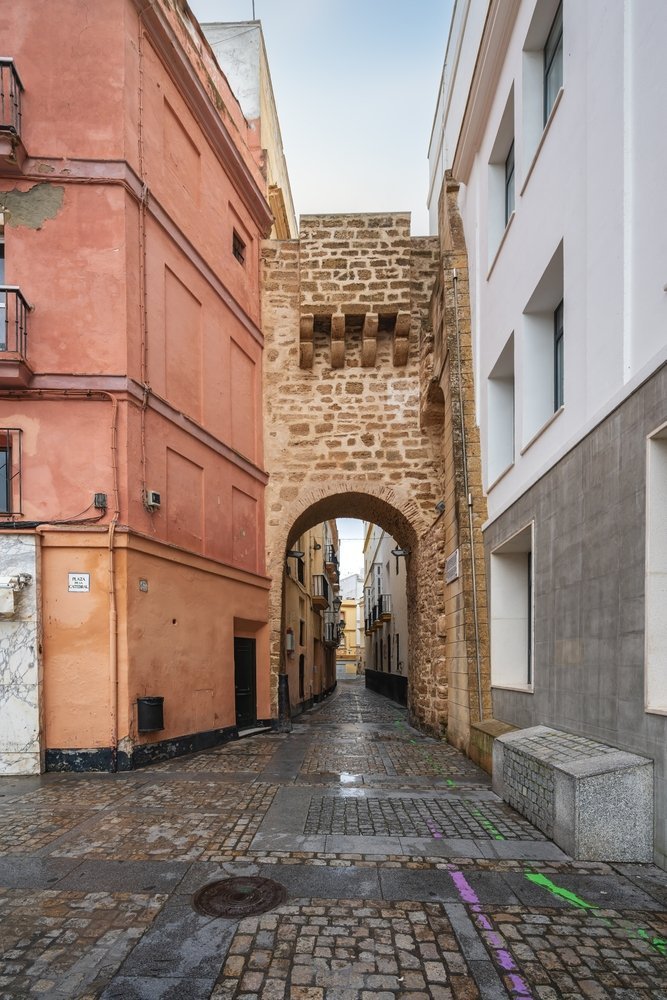 Den medeltida porten Arco de la Rosa i kvarteret El Pópulo i Cádiz