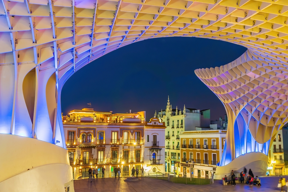 Träkonstruktionen Metropol Parasol med Sevillas skyline