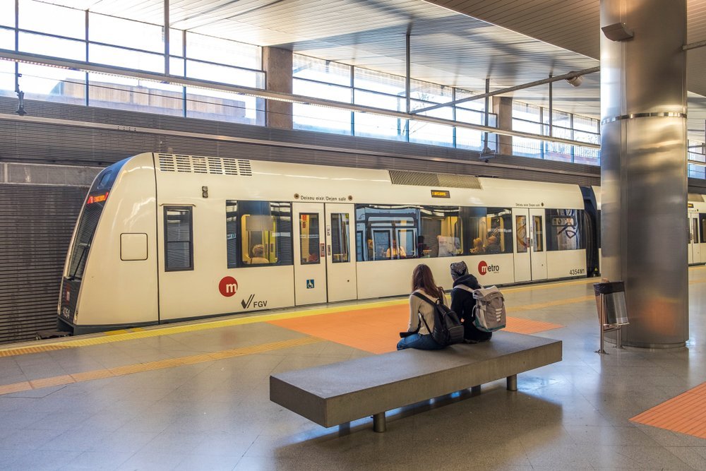 Metrovalencia-tåg på stationen Aeroport under Valencias flygplats