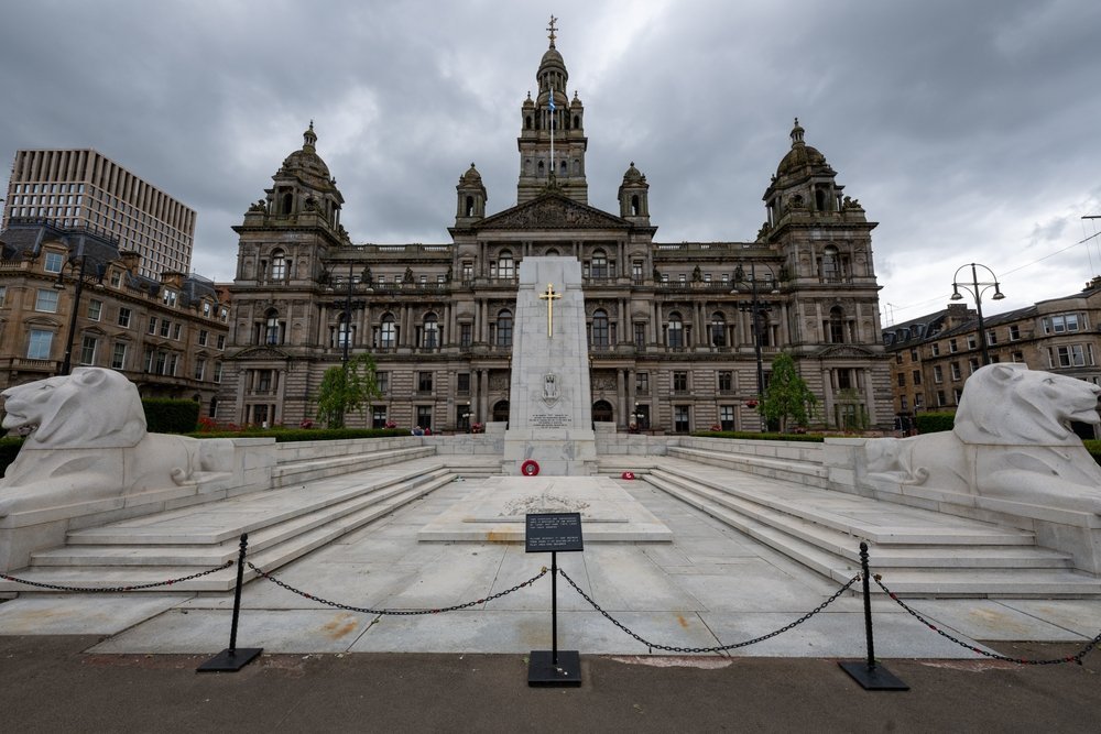 Minnesmärket på George Square framför rådhuset City Chambers i Glasgow