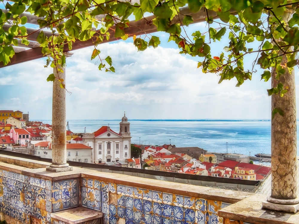 Utsikt från Miradouro de Santa Luzia över Alfama och Tejo i Lissabon