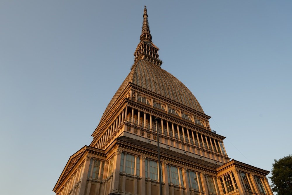 Mole Antonelliana sedd från gatan i Turin