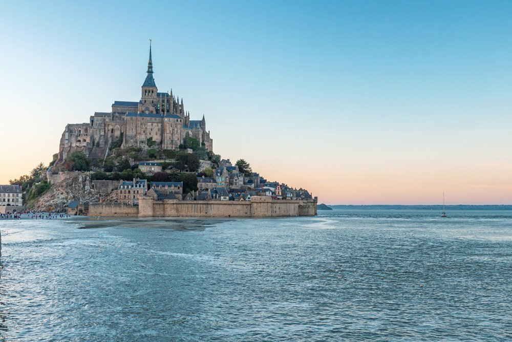 Mont-Saint-Michel omgivet av vatten vid högvatten i solnedgången